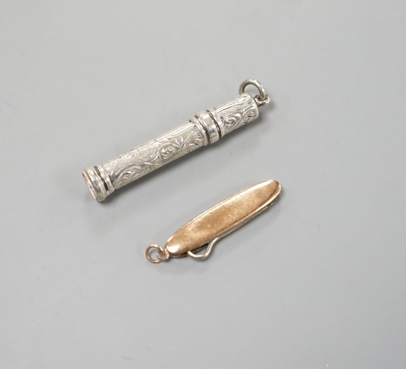 A propelling pencil and 9ct mounted button hook, 38mm.